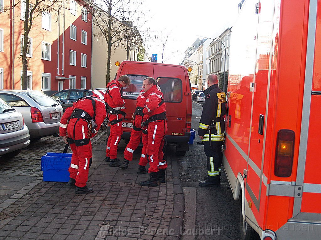 Einsatz Feuerwehr SEK Polizei Koeln Nippes Merheimerstr P012.JPG